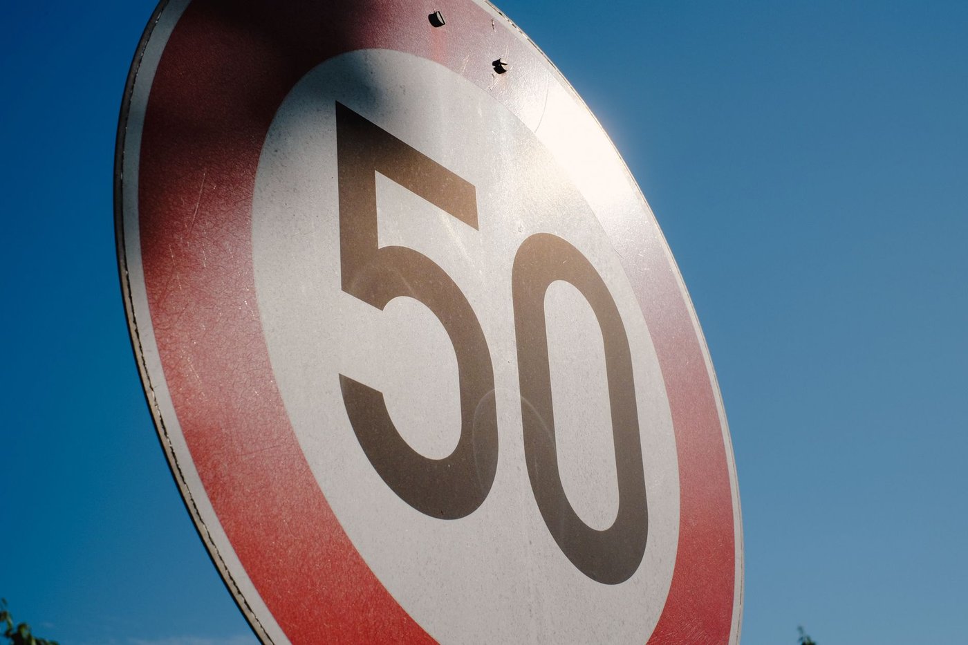 Panneau de limitation de vitesse à 50 kilomètres par heure
