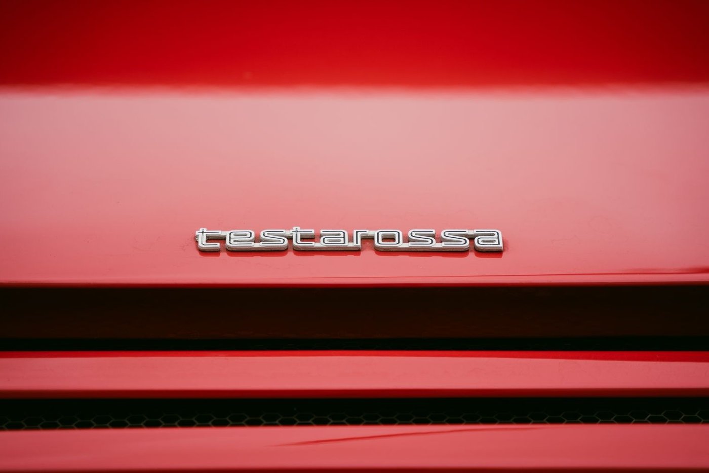 Monogramme testarossa sur la carrosserie rouge d'une Ferrari