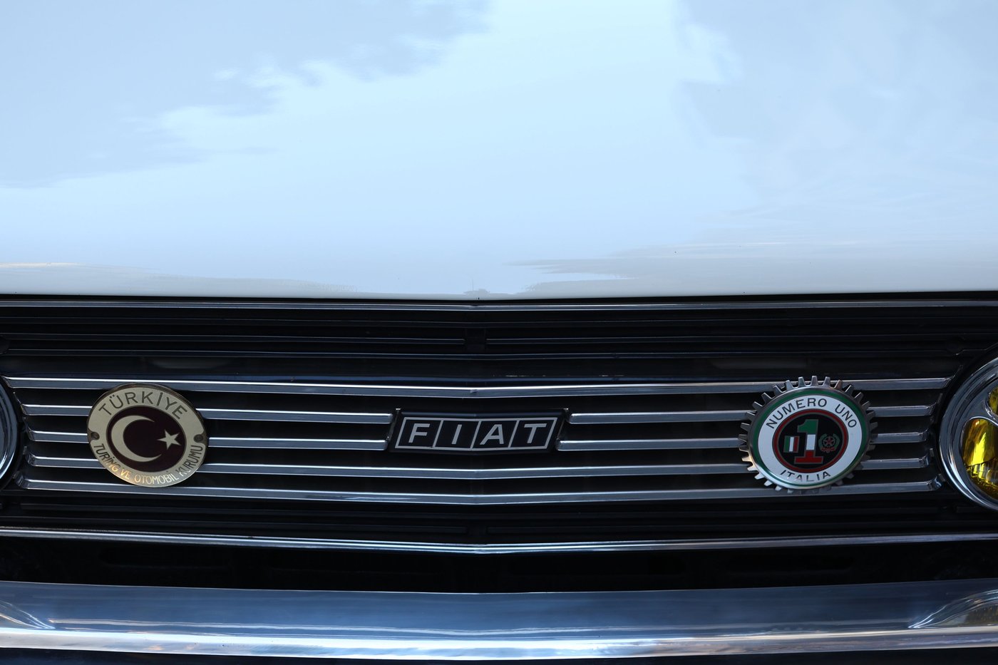 Calandre et logo Fiat chromés d'une voiture des années 1970