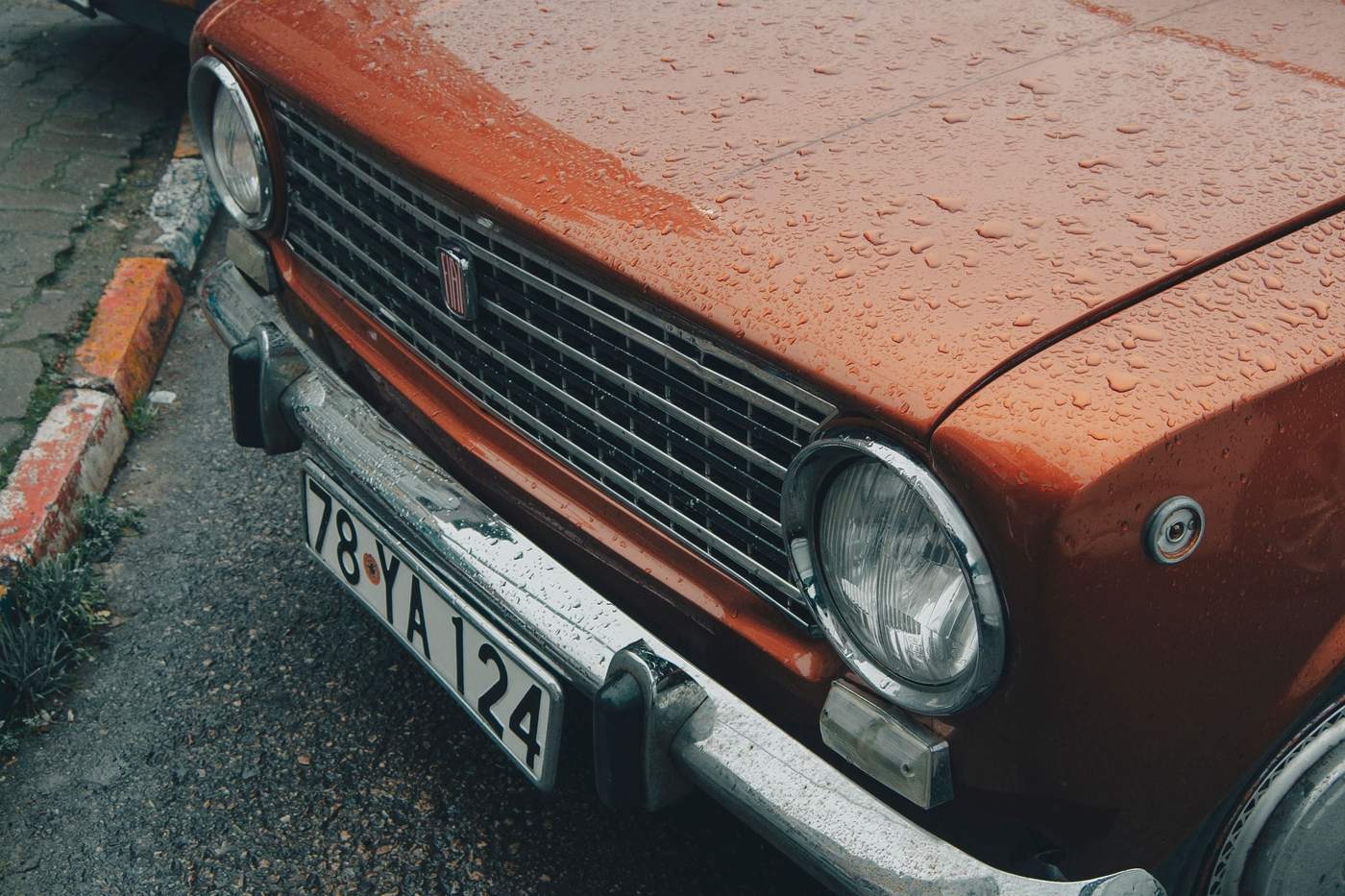 Fiat 124 orange de première série, la propulsion contemporaine de la 128