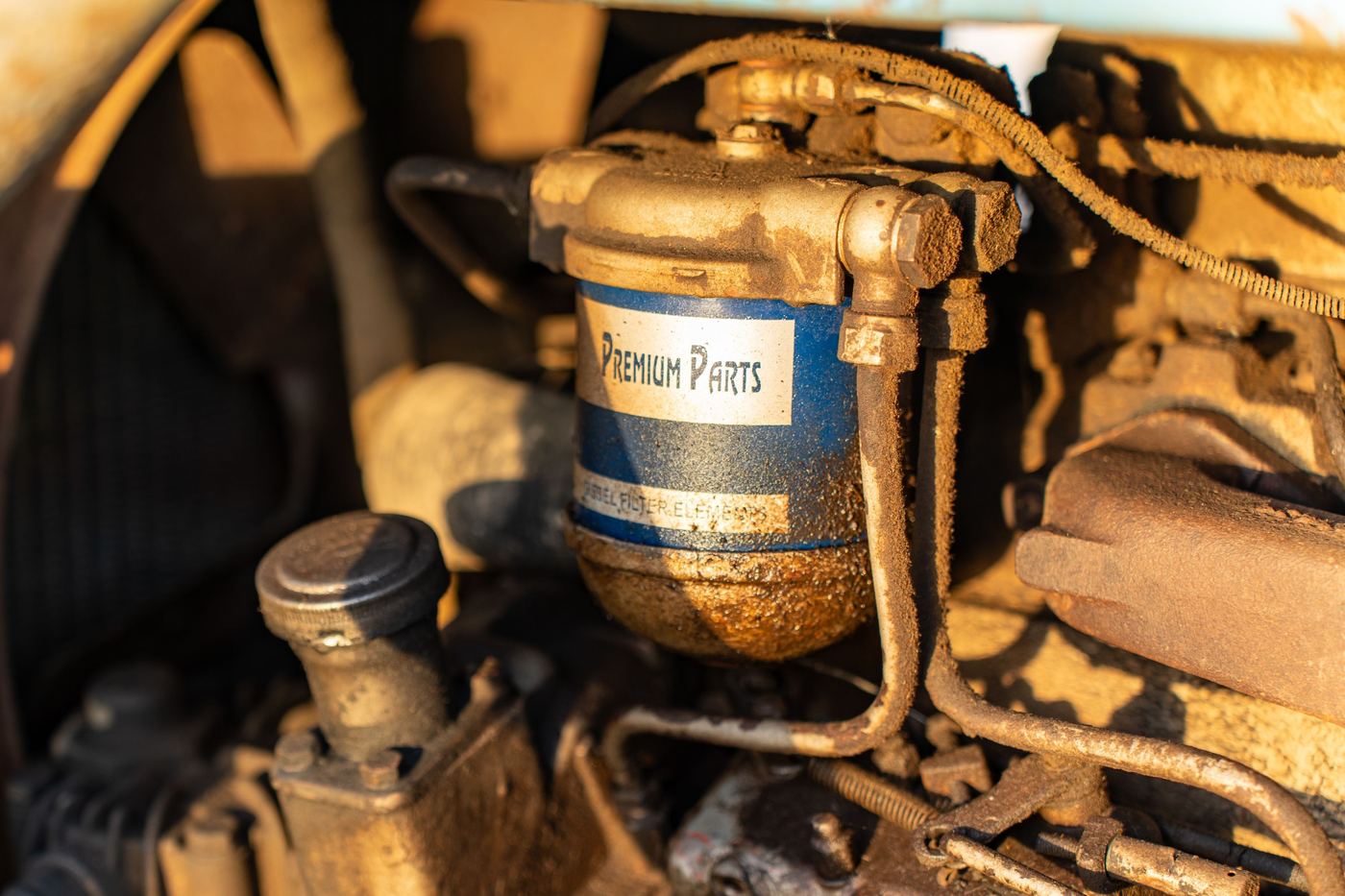 Filtre à carburant monté dans un compartiment moteur