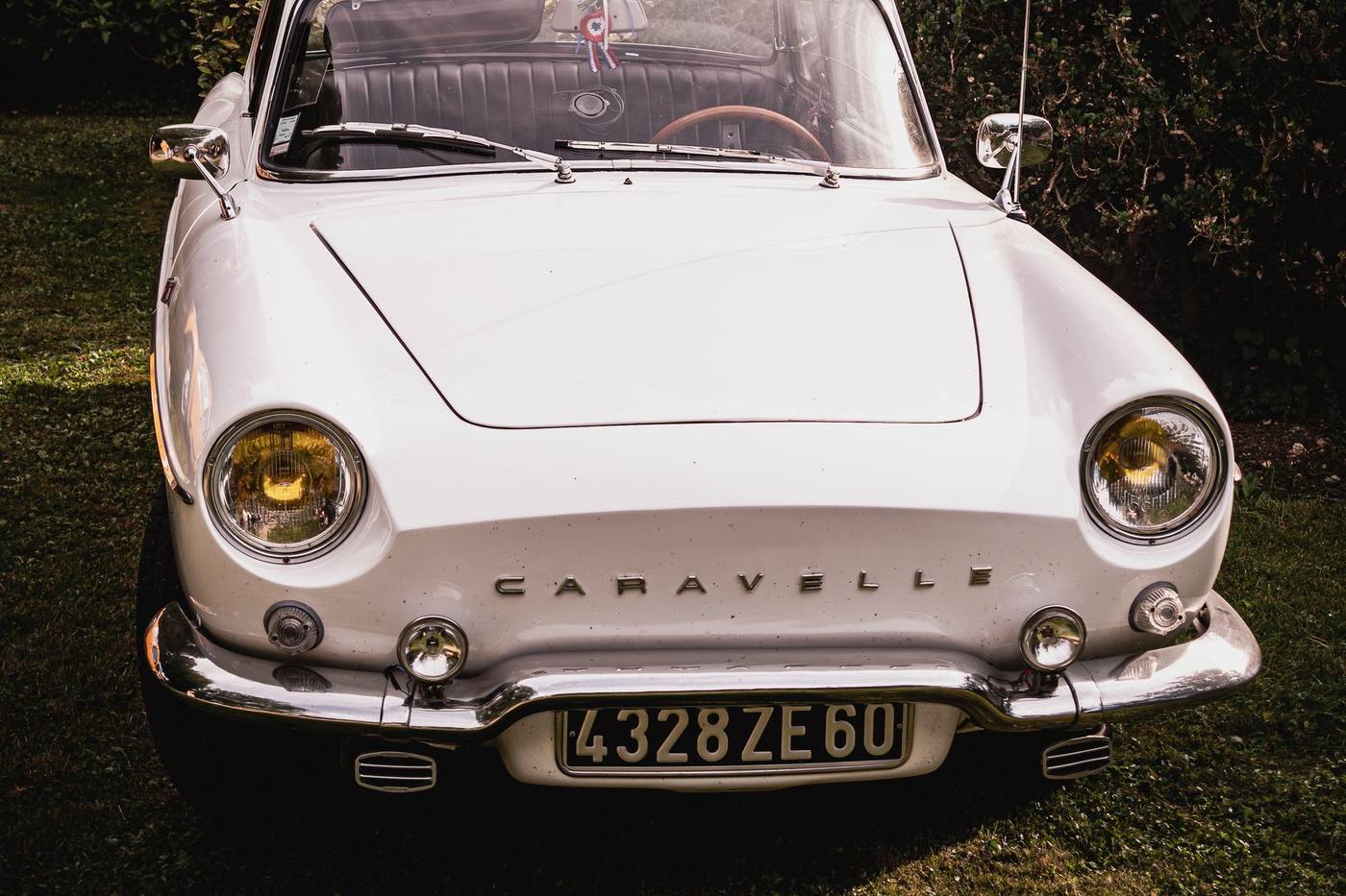 Renault Caravelle blanche à plaques noires