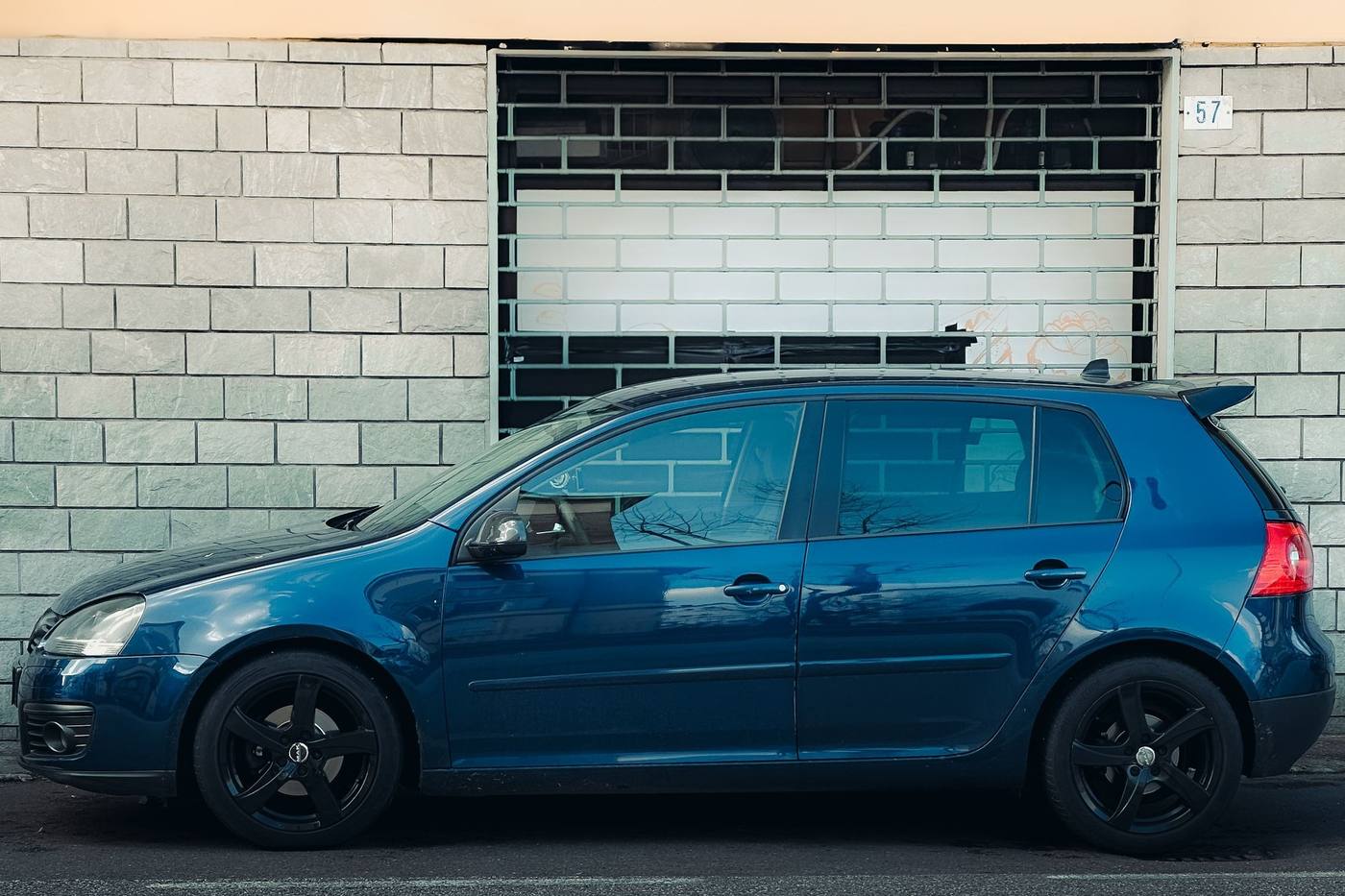 Volkswagen Golf bleue garee en ville