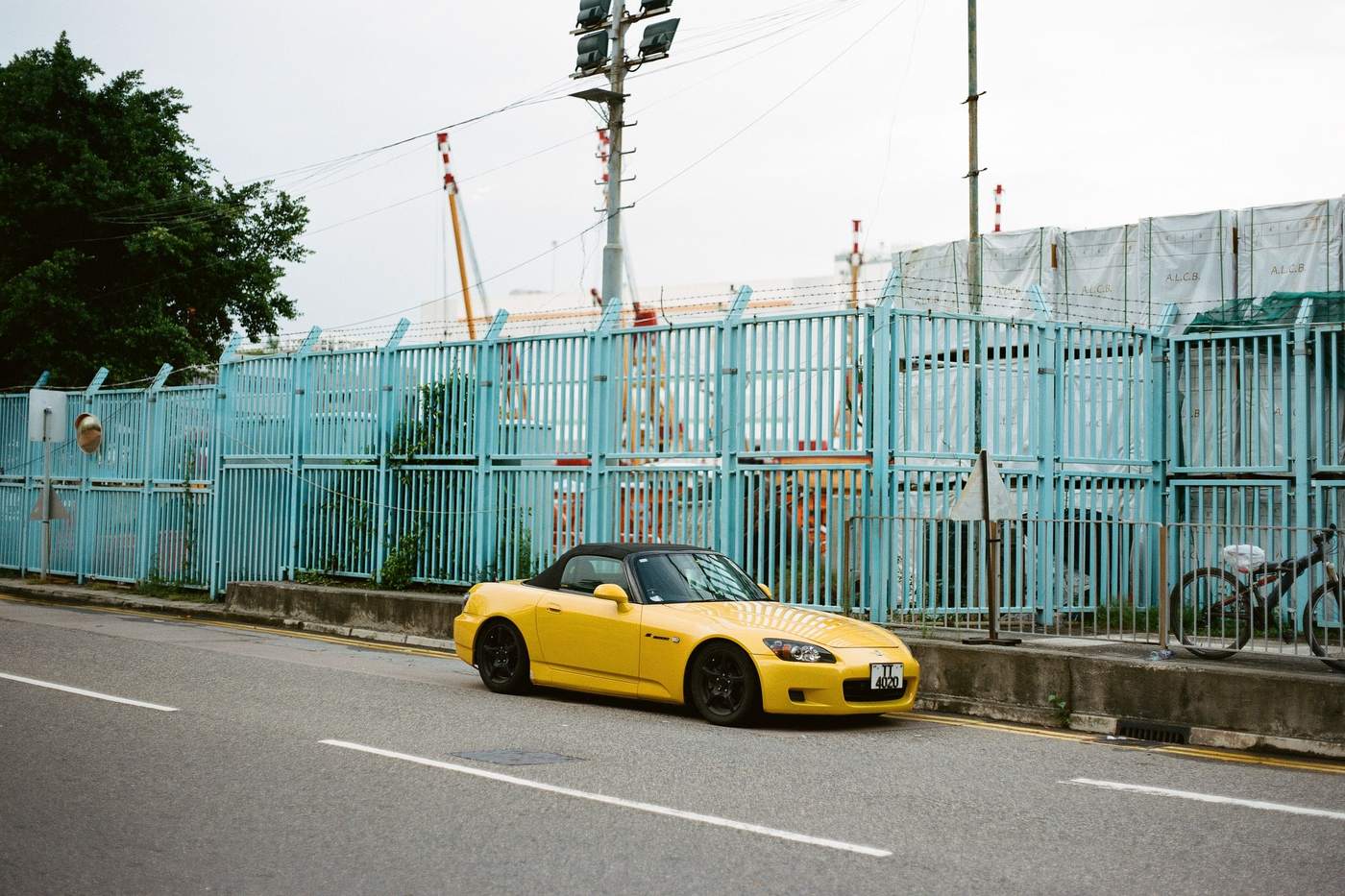 Honda S2000 jaune garée dans une rue au Japon