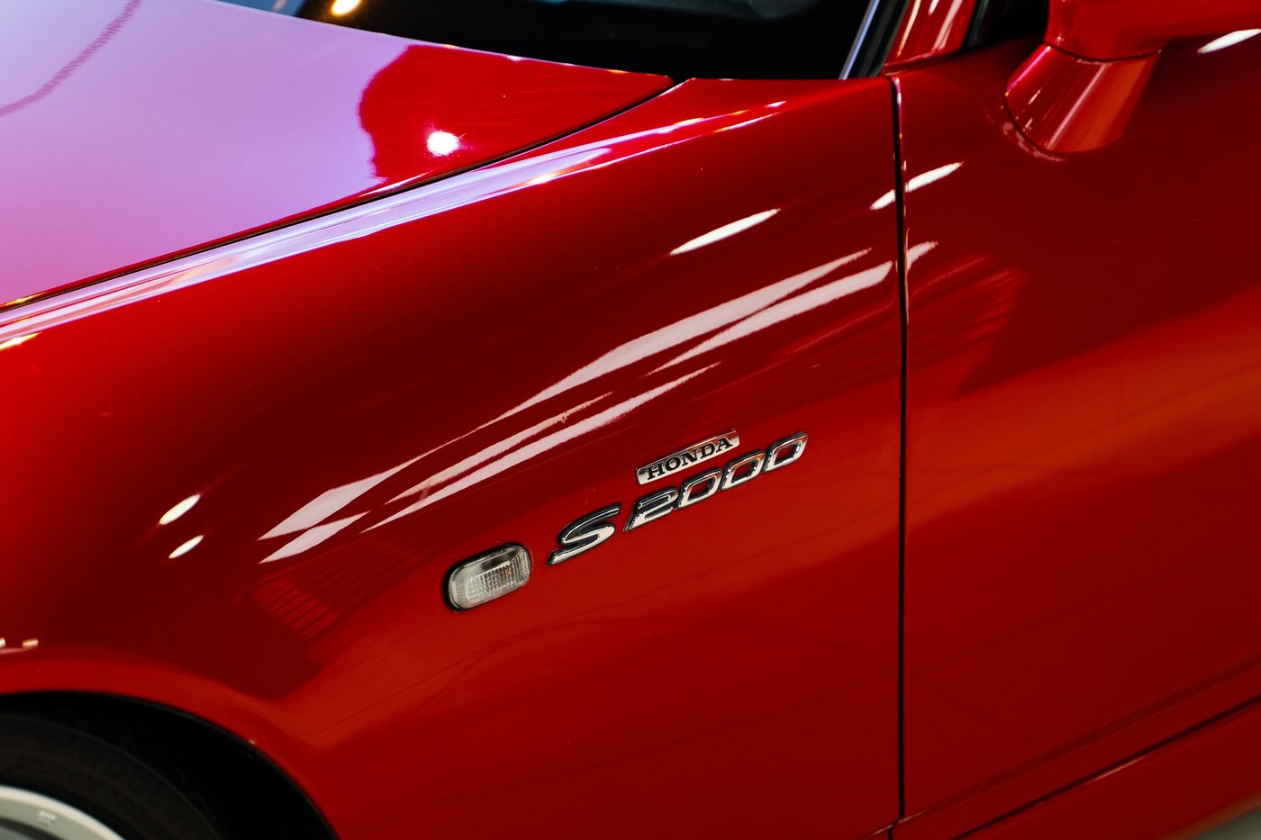 Logo S2000 sur l'aile avant d'une Honda S2000 rouge