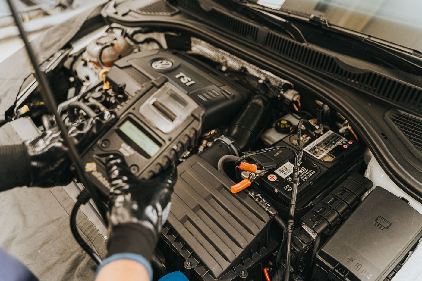 Intervention dans un compartiment moteur avec l'outillage adapté