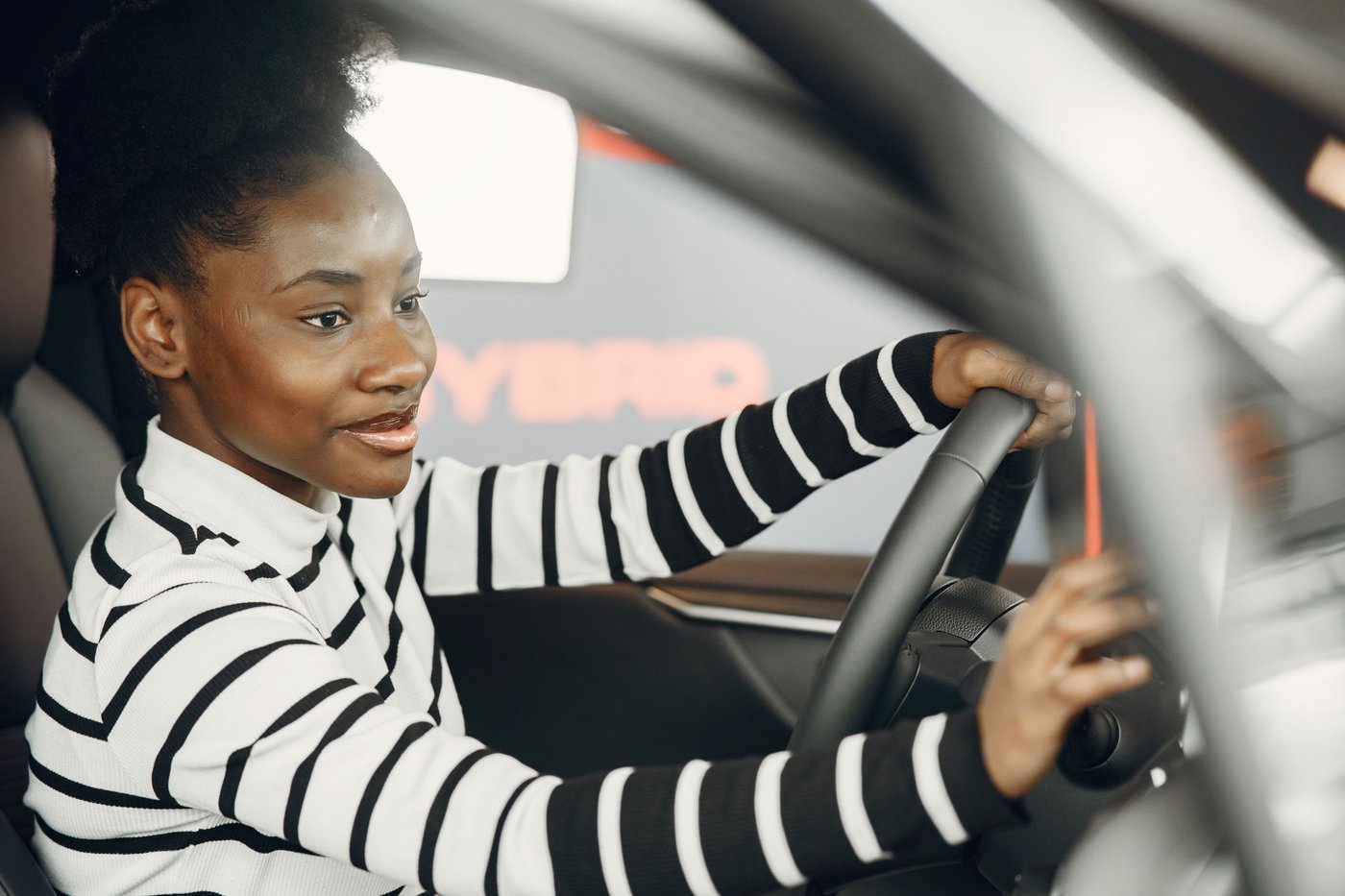 Jeune conductrice au volant de sa voiture