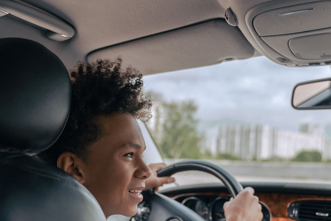 Jeune conducteur au volant, les mains sur le volant