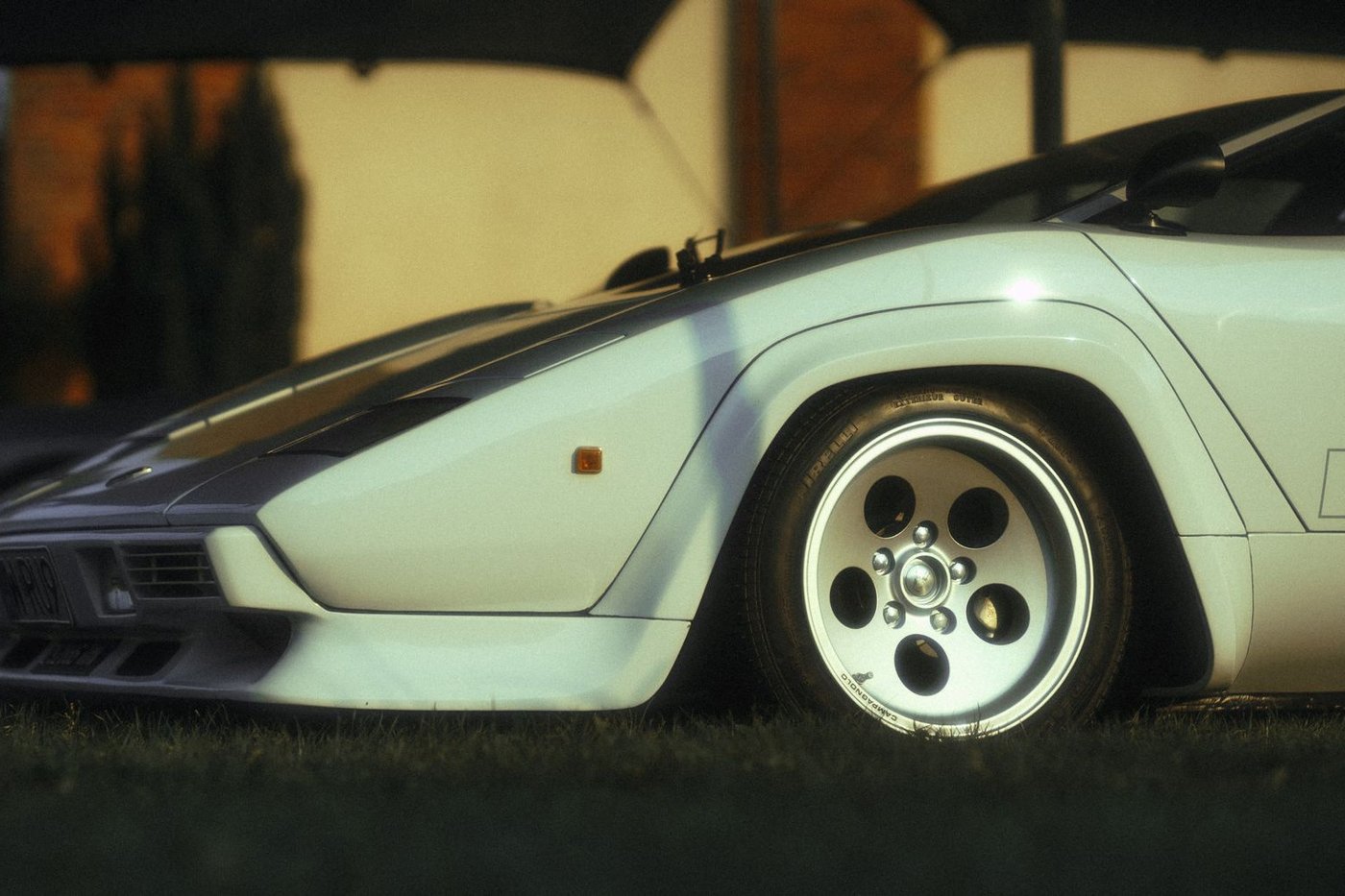 Lamborghini Countach vue de profil et sa ligne en coin
