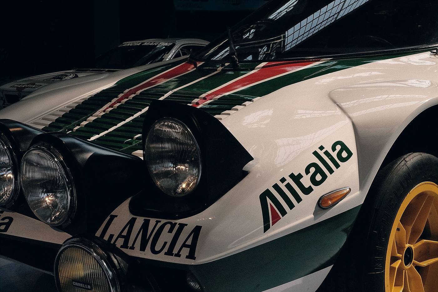 Face avant d'une Lancia Stratos Groupe 4 en livrée Alitalia avec ses phares additionnels