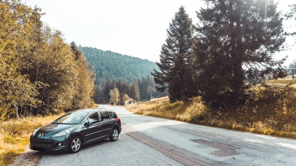 Voiture sur une route départementale de campagne en automne