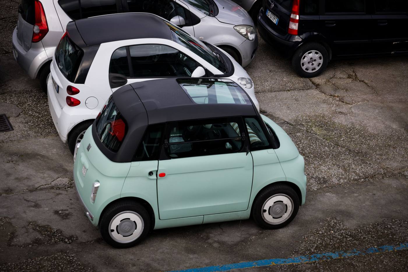 Voitures compactes stationnées côte à côte sur un parking urbain