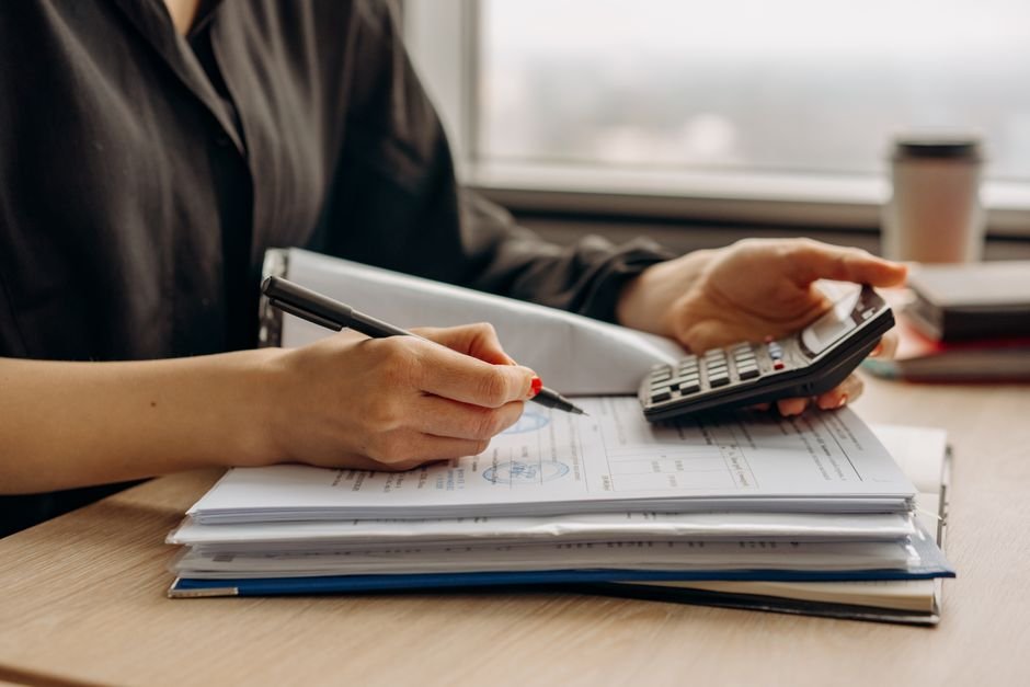 Calcul d'un montant sur un dossier administratif avec une calculatrice