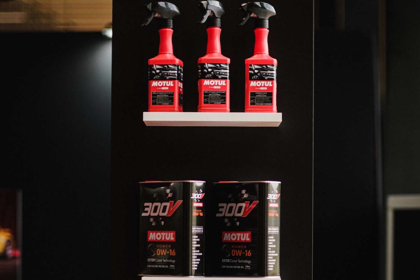 Présentoir de lubrifiants Motul dans un atelier