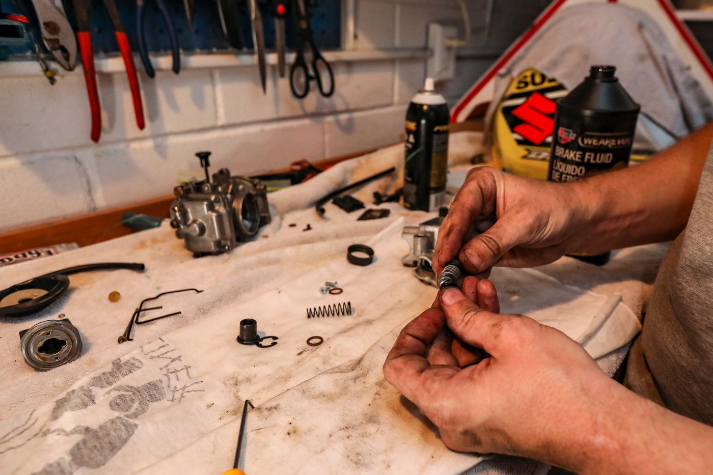 Mécanicien triant des joints sur un établi devant un moteur démonté