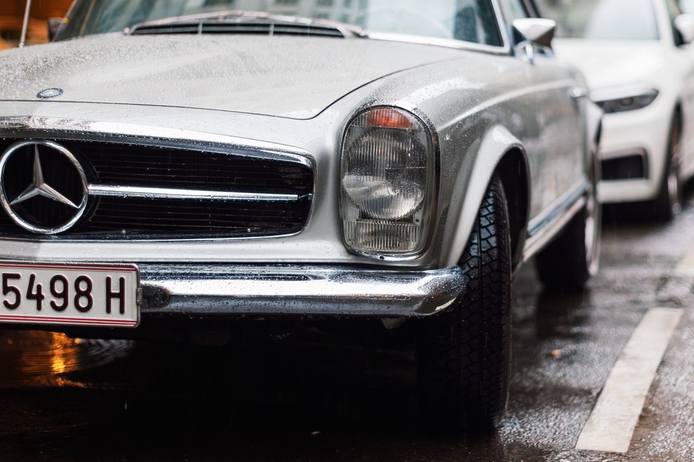 Calandre et phare vertical d'une Mercedes-Benz 280 SL sous la pluie