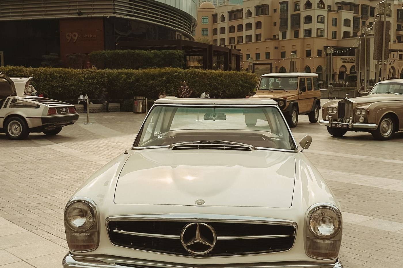 Face avant d'une Mercedes-Benz Pagode blanche avec son hard-top