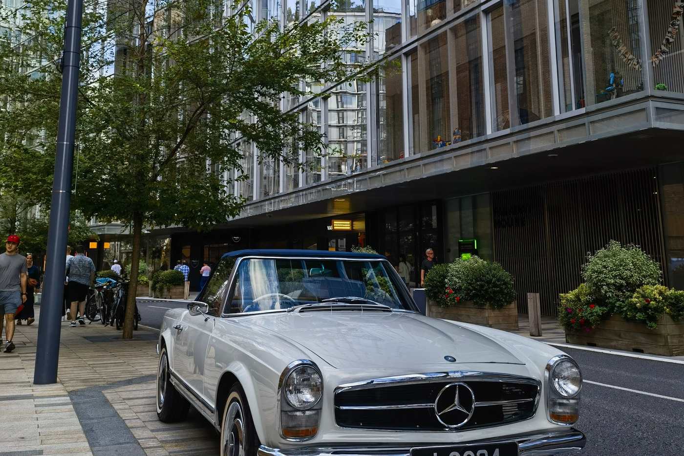 Mercedes-Benz 280 SL Pagode blanche avec hard-top bleu garée en ville