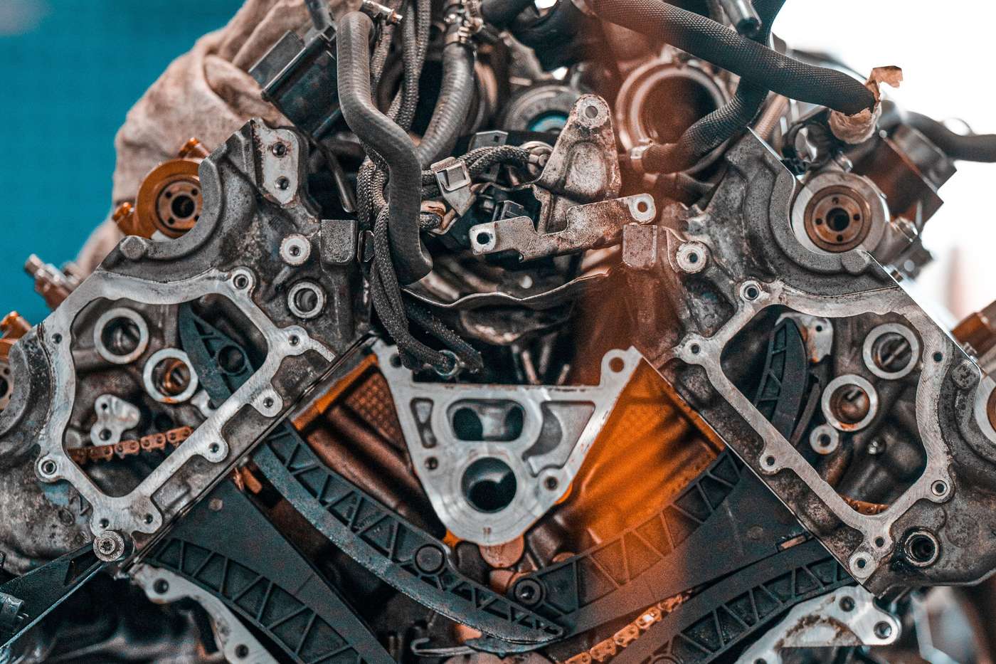 Moteur nu démonté sur un support d'atelier