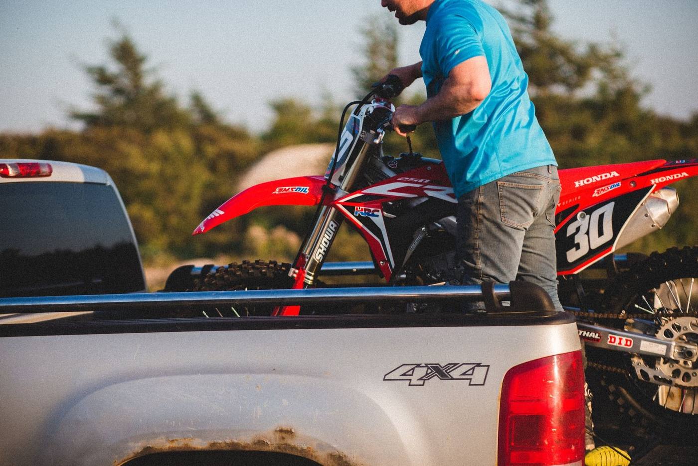 Moto cross chargée dans une benne de pick-up