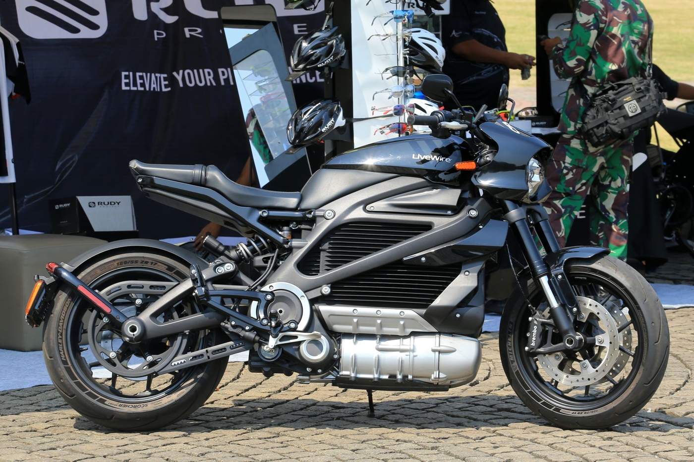 Moto électrique adulte : modèles, autonomie, permis et prix