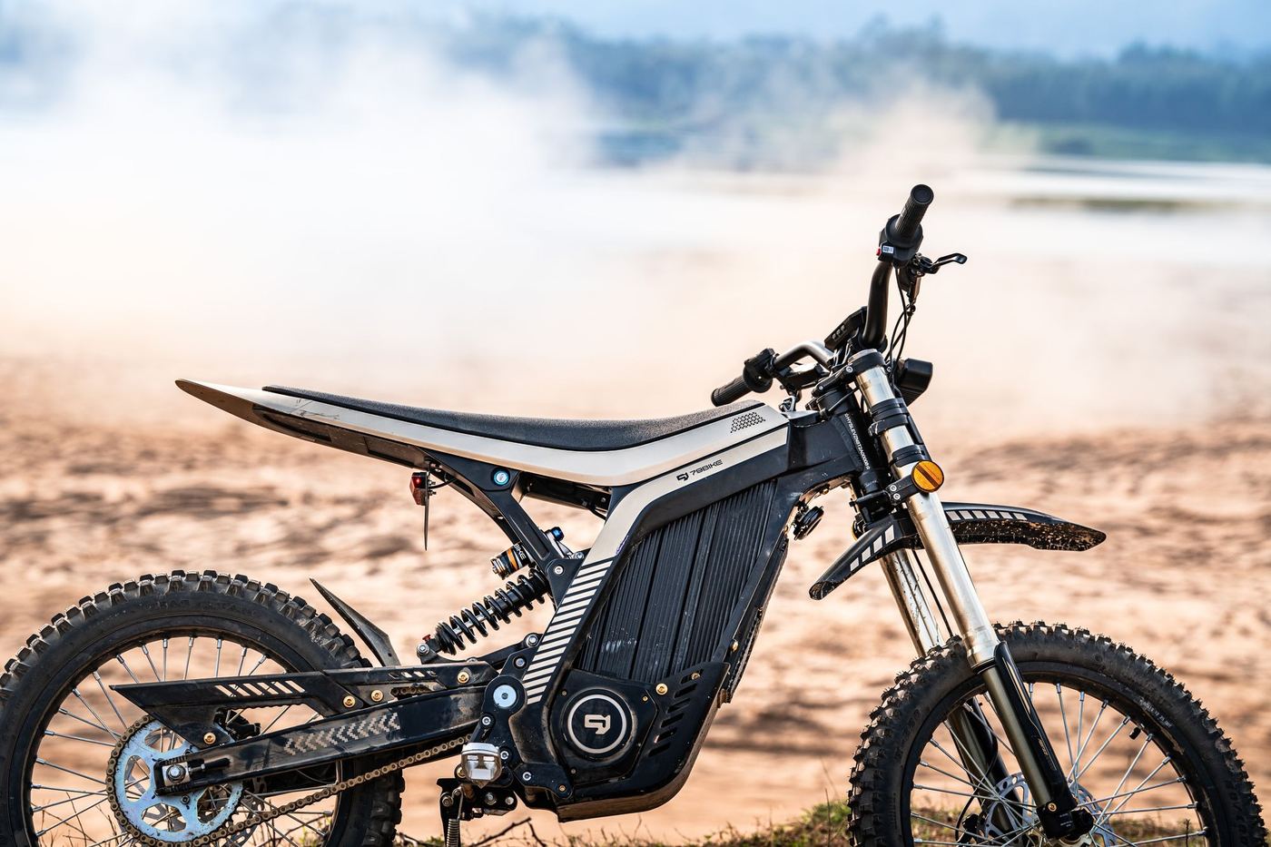 Moto électrique tout-terrain sur un terrain sableux