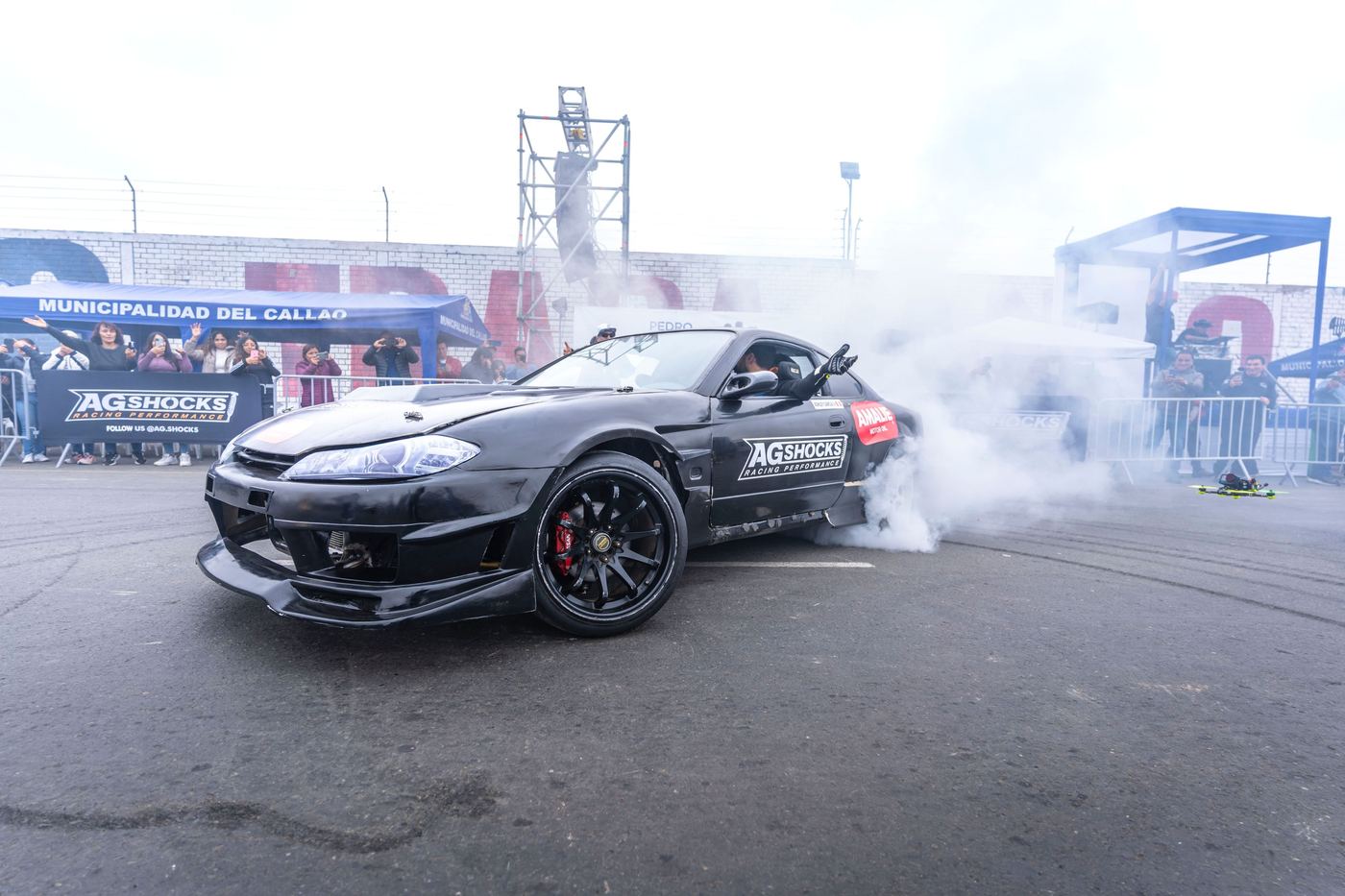 Nissan Silvia S15 noire en plein drift dans un nuage de fumée