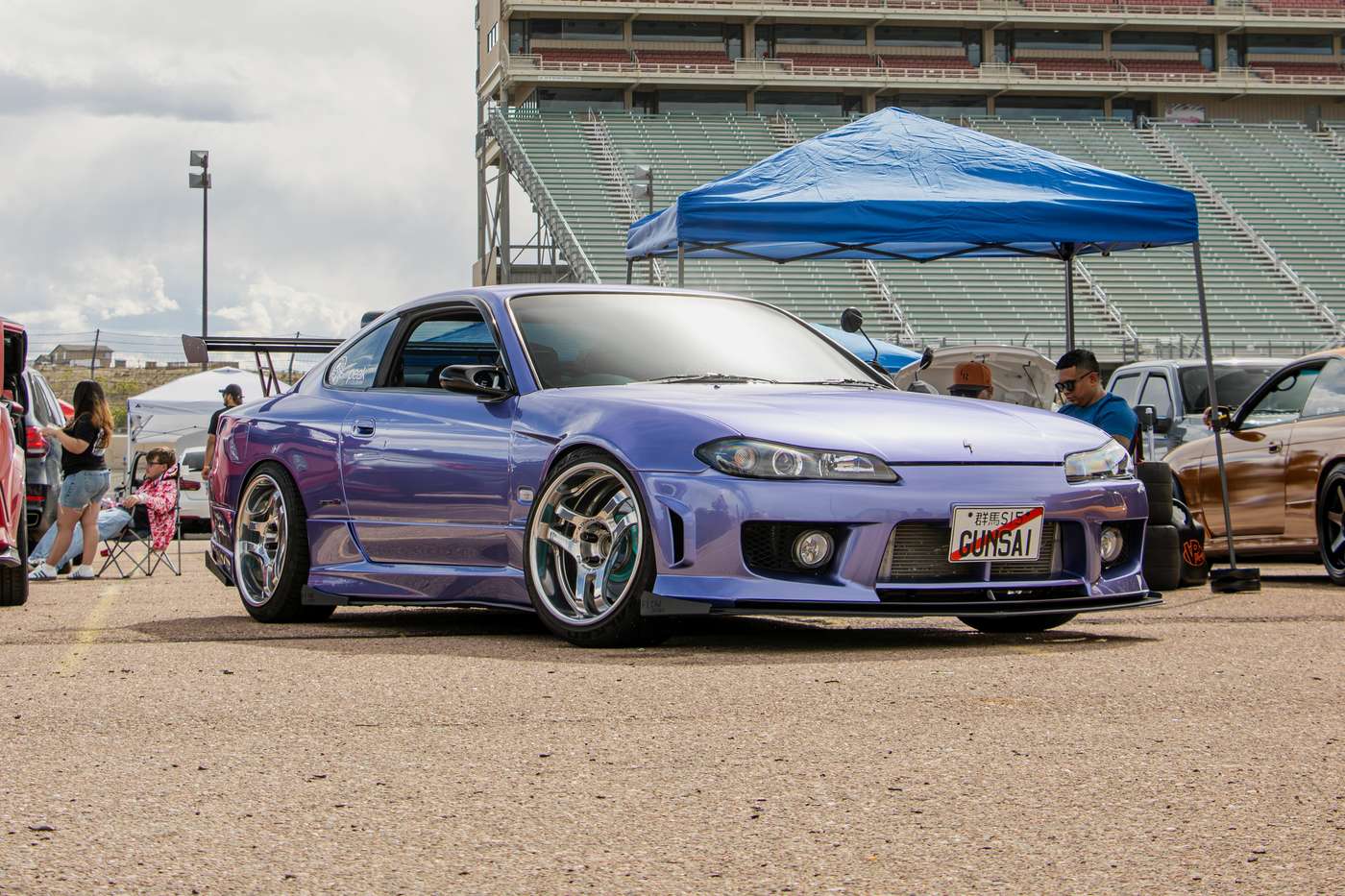Nissan Silvia S15 violette modifiée exposée lors d'un rassemblement