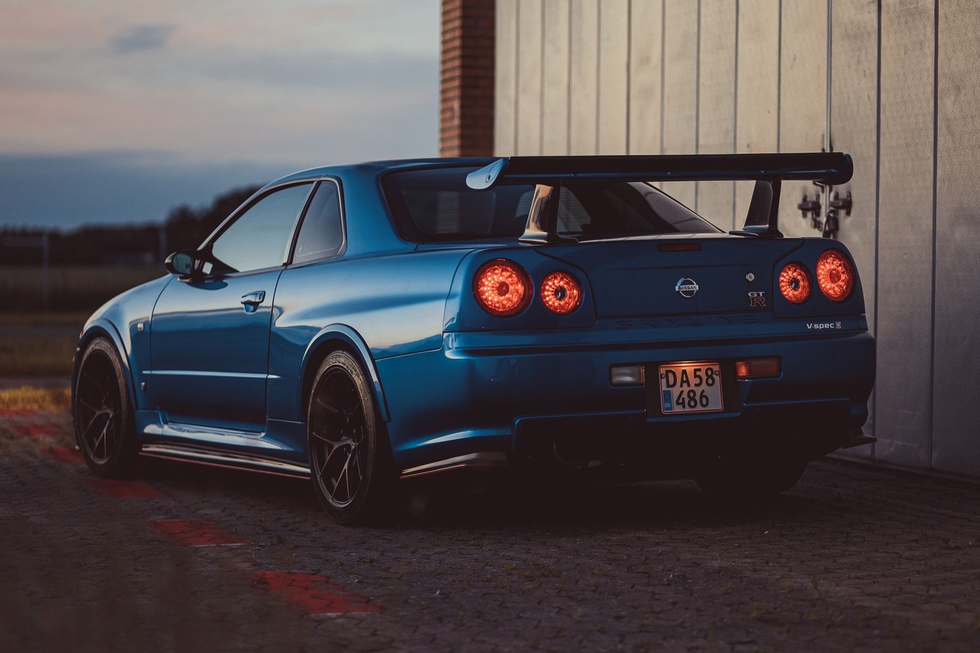 Arrière d'une Nissan Skyline GT-R V-Spec II avec ses quatre feux ronds et son aileron