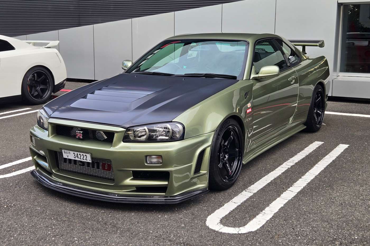 Nissan Skyline GT-R verte Millennium Jade avec capot allégé