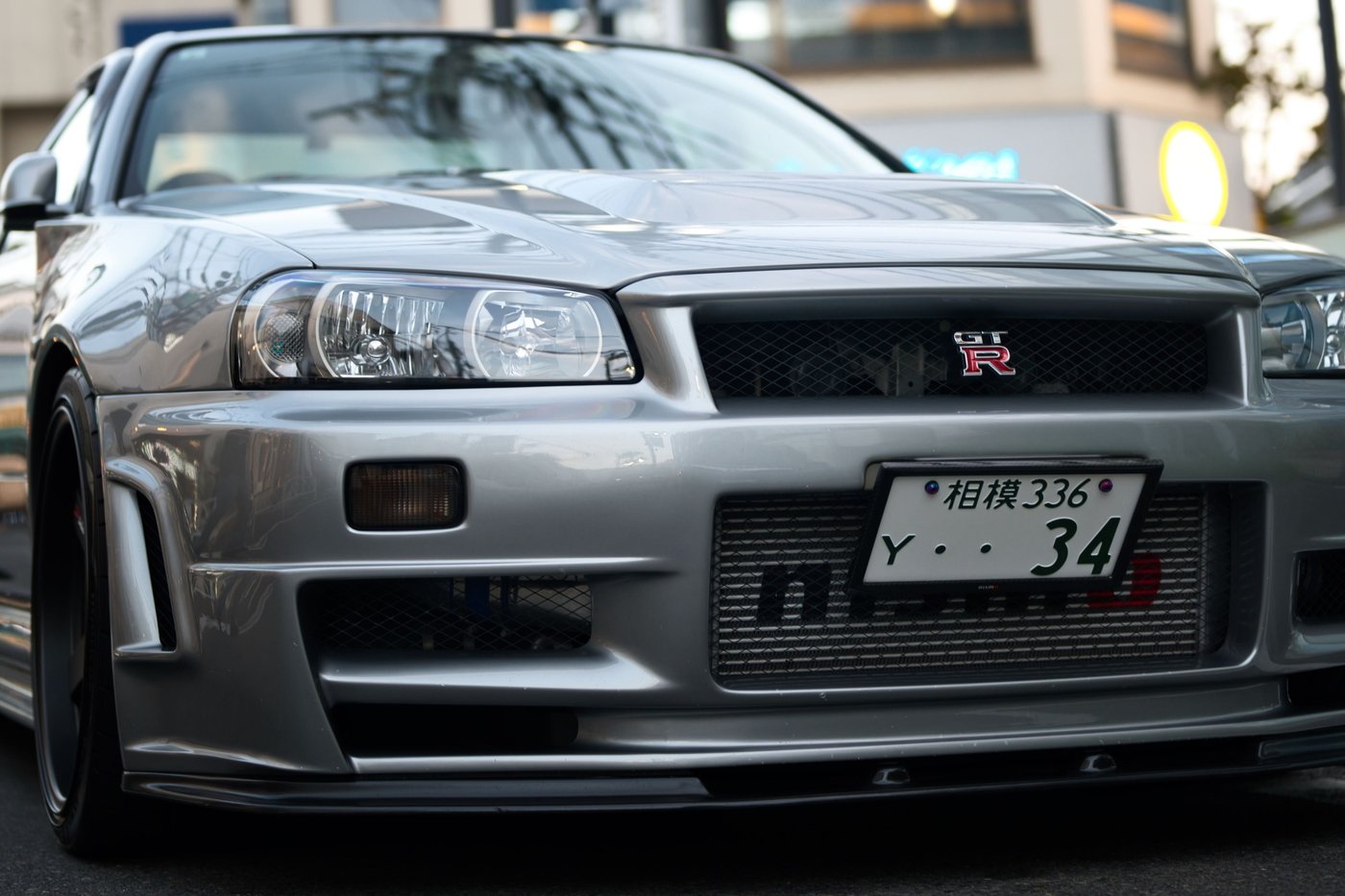 Face avant d'une Nissan Skyline GT-R argentée dans une rue de Tokyo