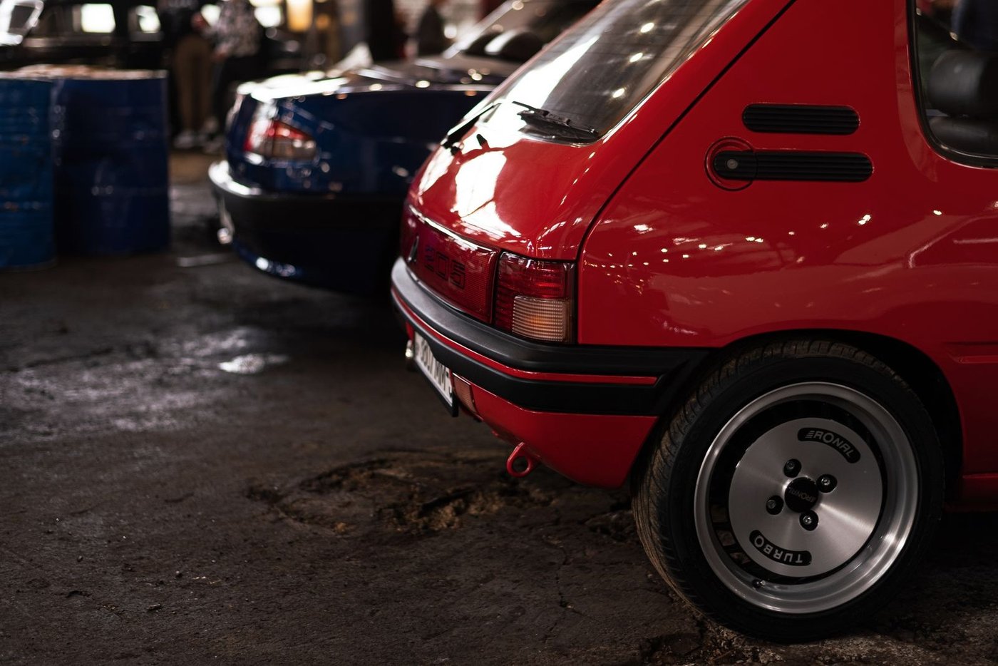 Peugeot 205 rouge vue de trois quarts arrière