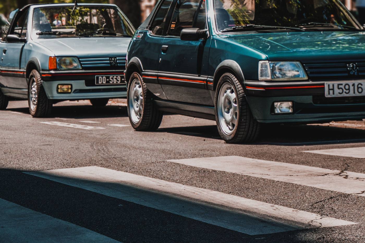 Peugeot 205 CTI cabriolet et 205 GTI dans une rue de Paris