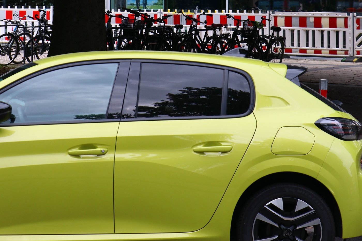 Peugeot 208 vert citron vue de profil, l'une des voitures les plus diffusées avec le 1.2 PureTech 130