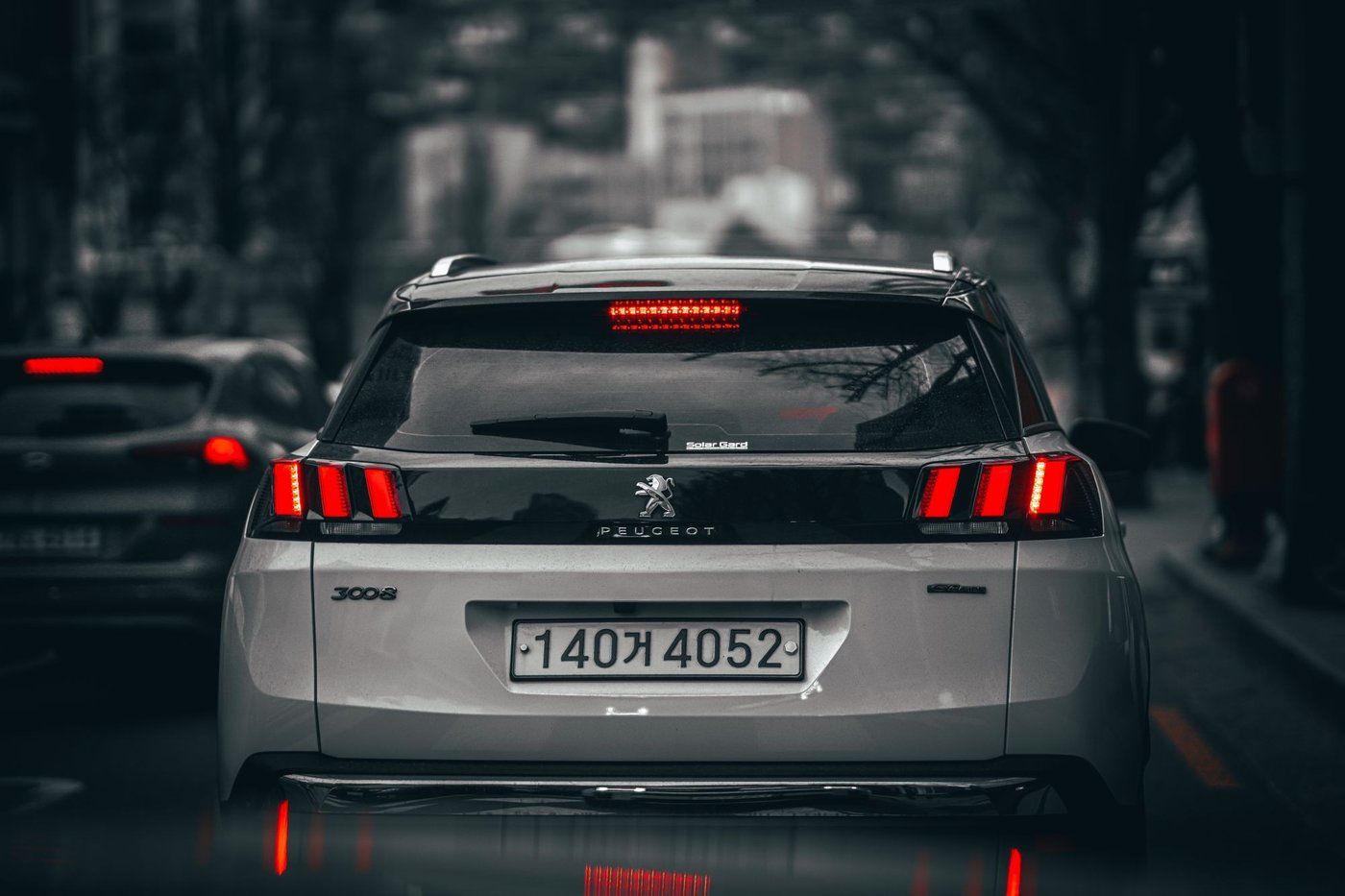 Arrière d'un SUV Peugeot 3008 en circulation