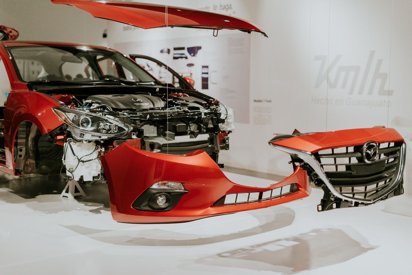 Pièces de carrosserie démontées et disposées dans un atelier