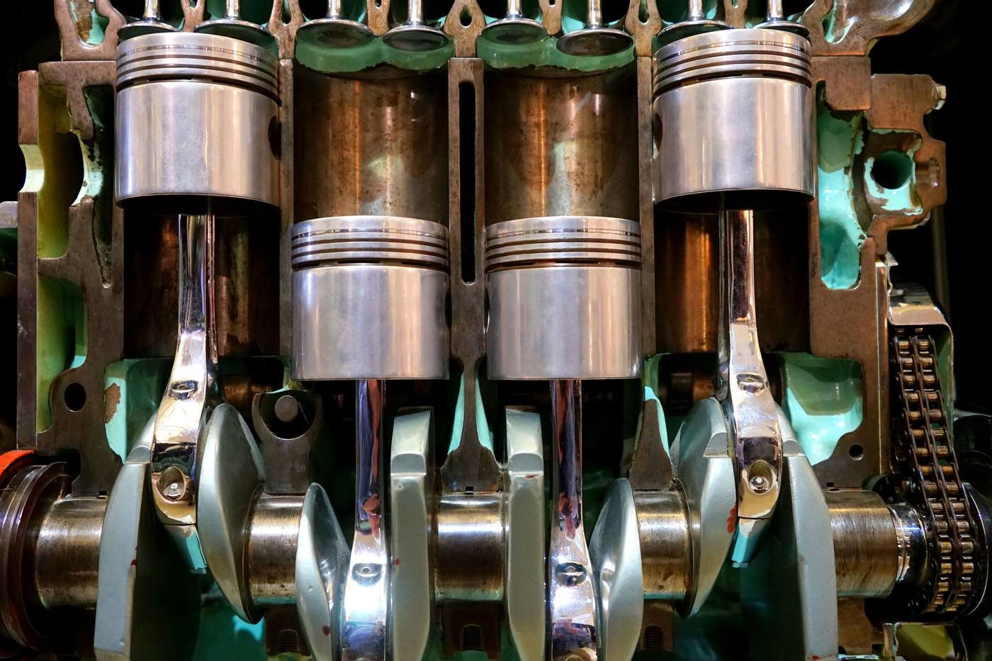 Pistons et vilebrequin visibles dans un moteur écorché