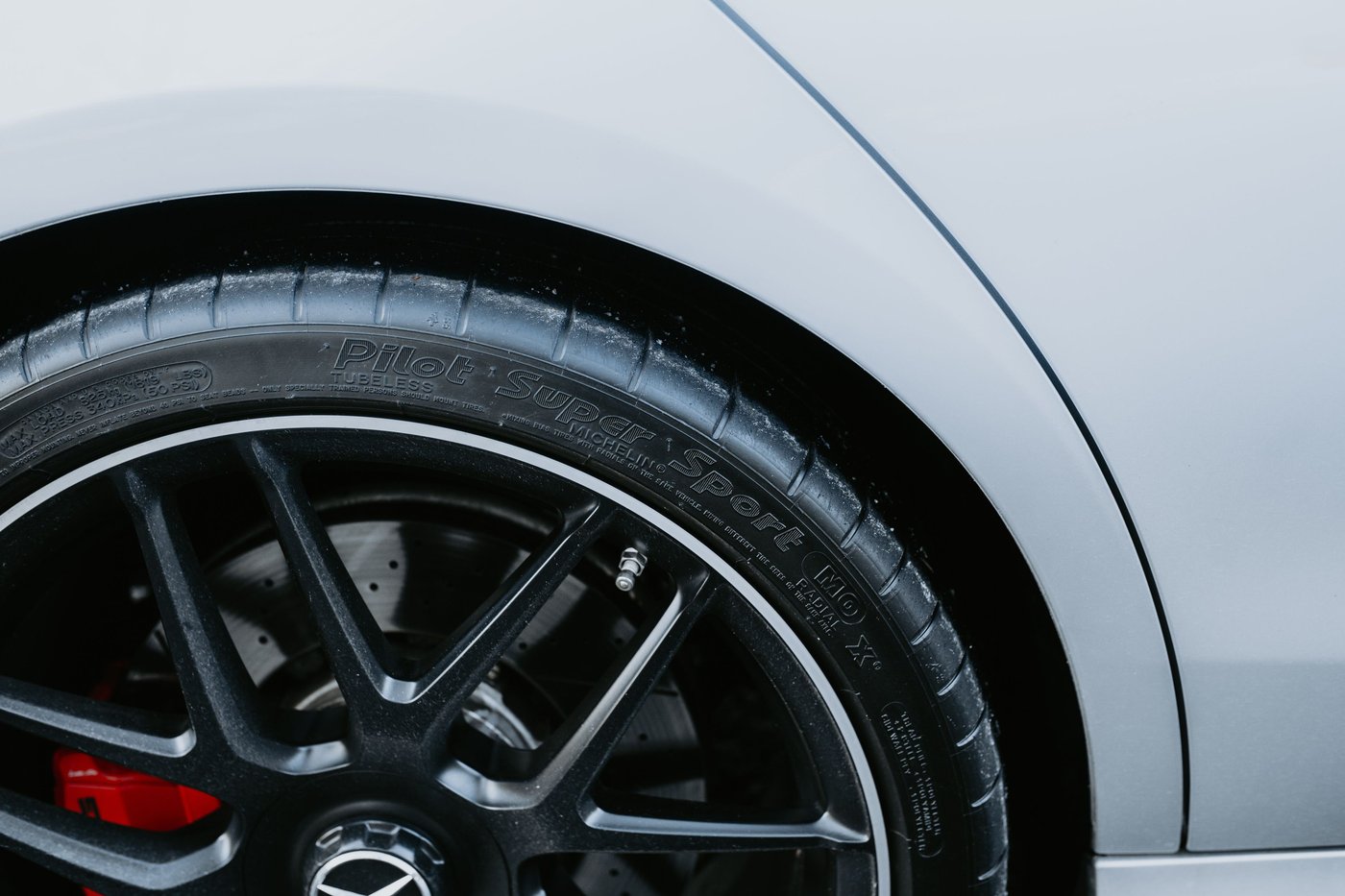 Pneu Michelin Pilot Super Sport monté sur la roue d'une berline