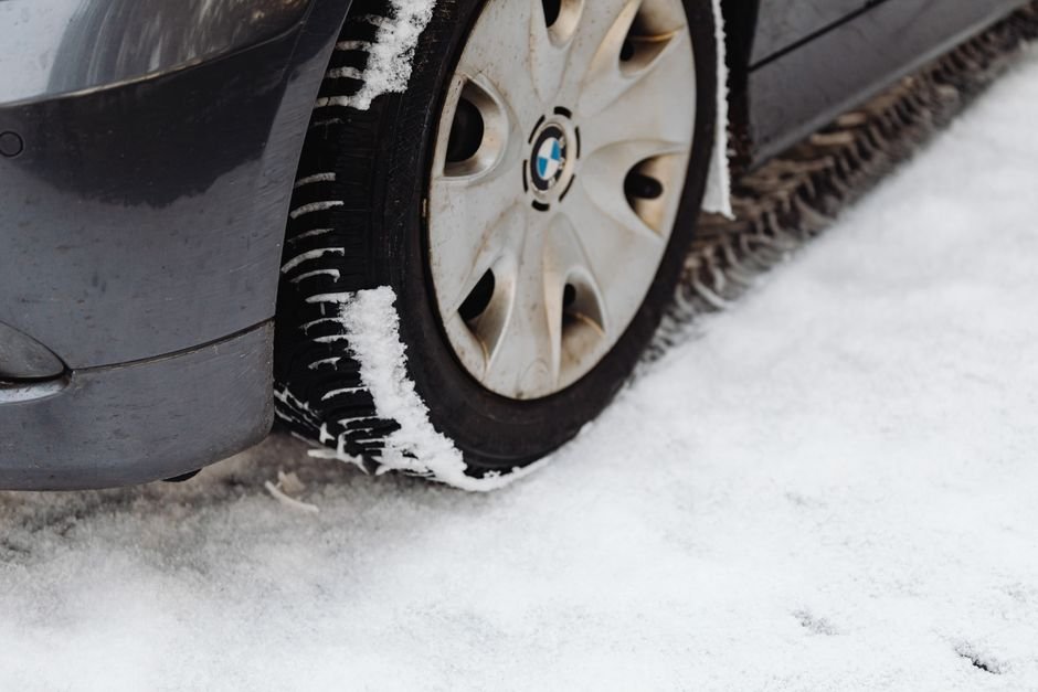 Pneus hiver obligatoires : loi montagne, zones et sanctions