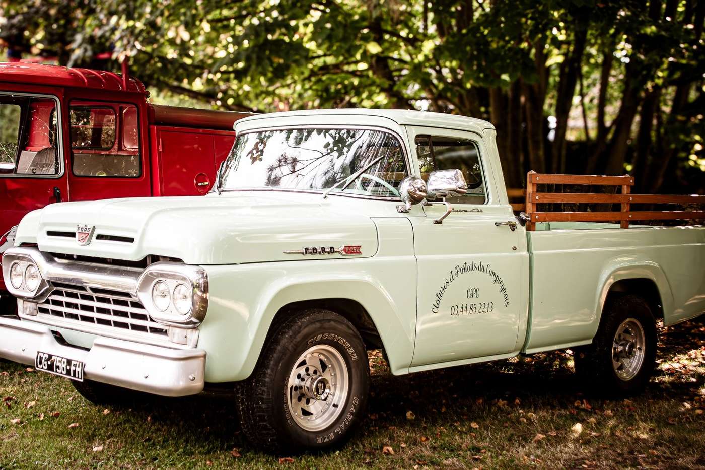 Camion et pickup anciens lors d'un rassemblement