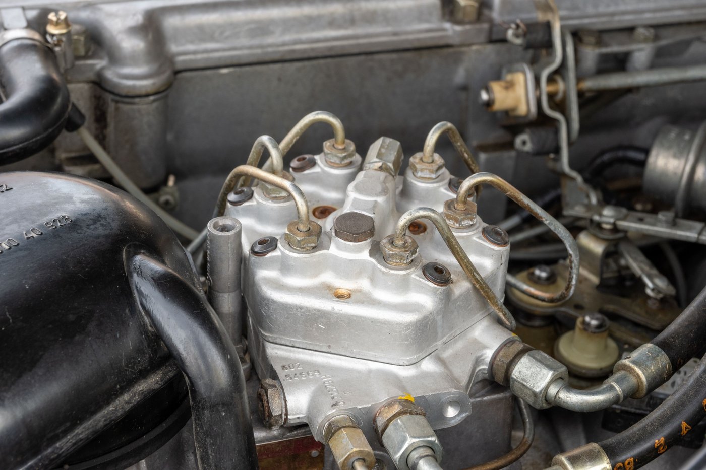 Pompe d'injection et durites de carburant sur un moteur ancien