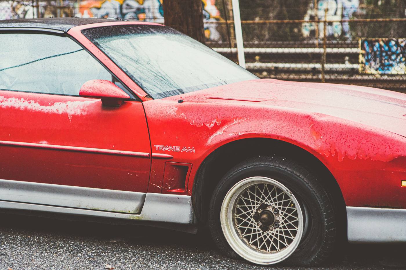 Pontiac Firebird Trans Am rouge des années 1980 sous la pluie