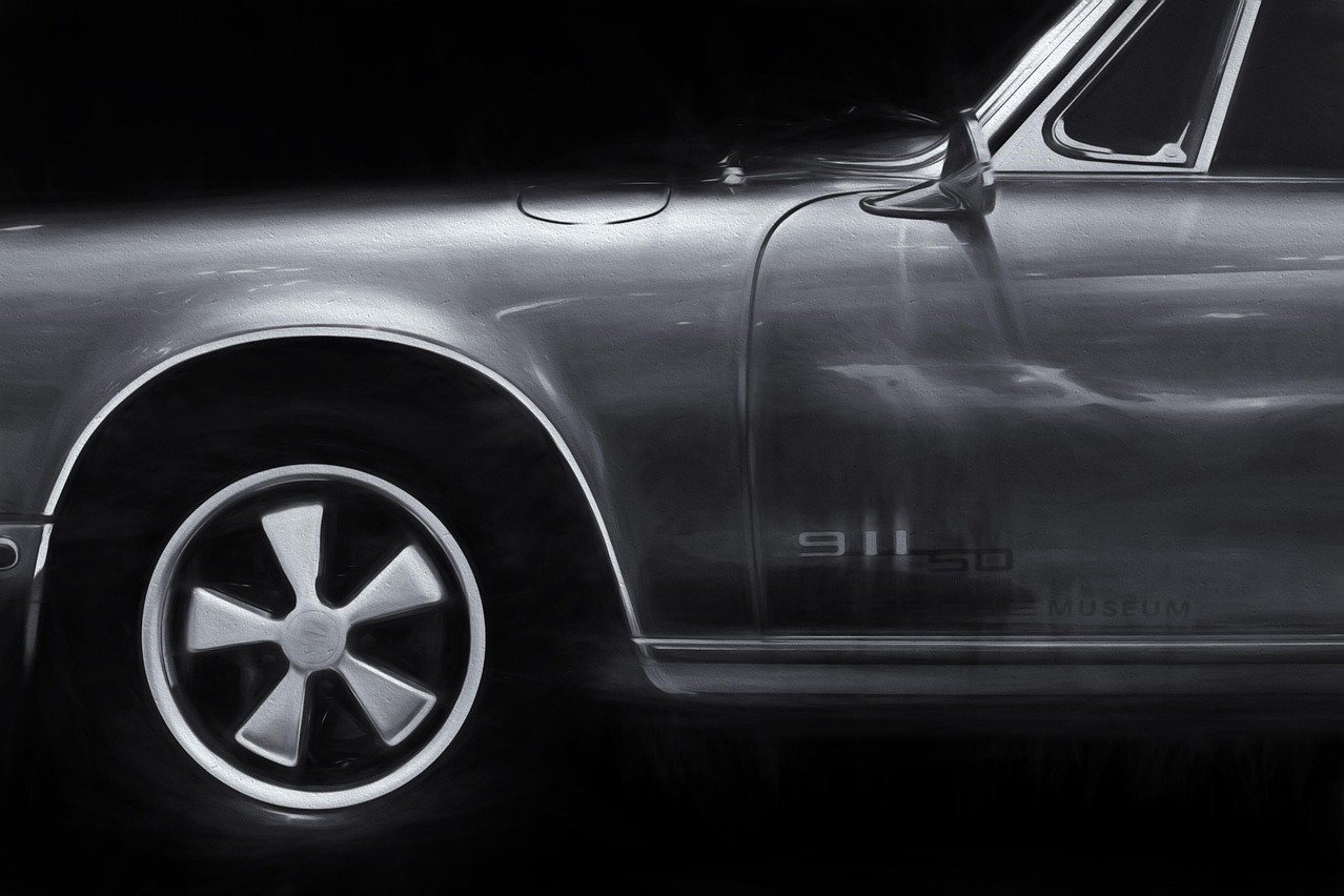 Porsche 911 en noir et blanc, roue et flanc en gros plan