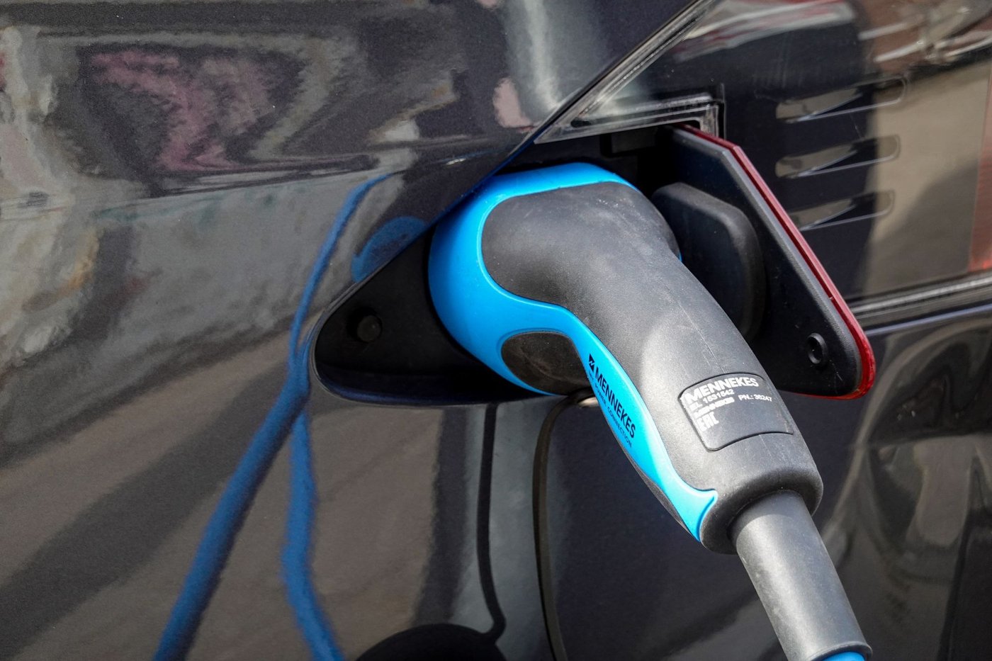 Connecteur de recharge branché sur un véhicule