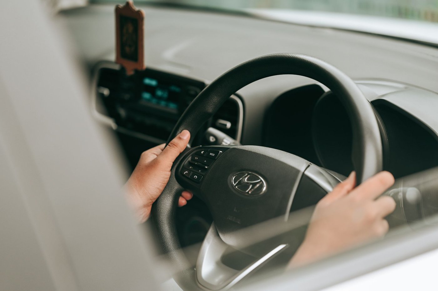 Mains d’un conducteur posées sur le volant d’une voiture