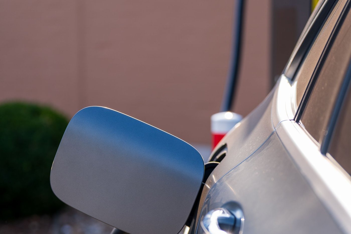 Câble de recharge branché sur une voiture électrique