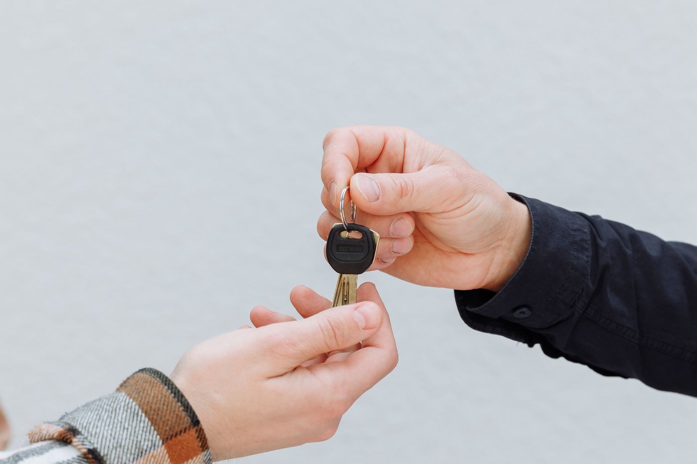 Remise des clés de voiture au-dessus d'un contrat