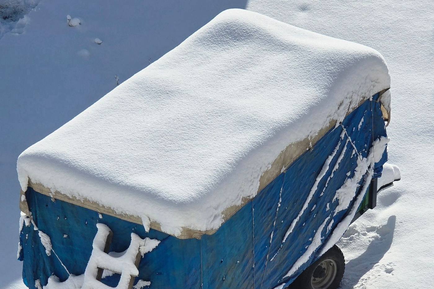 Remorque bâchée sous la neige