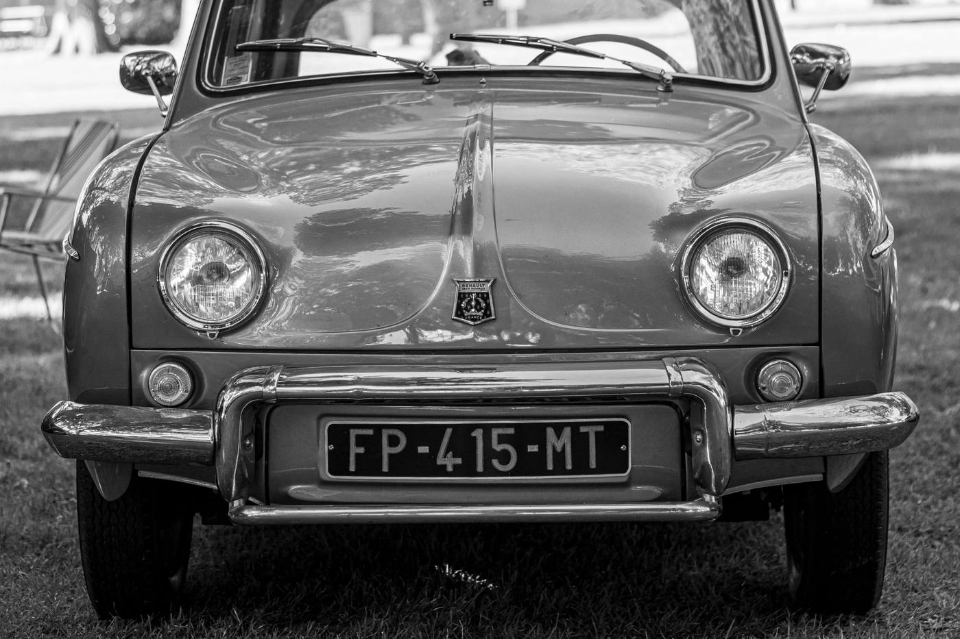 Renault Dauphine en noir et blanc, la berline dont le cabriolet reprend la mécanique