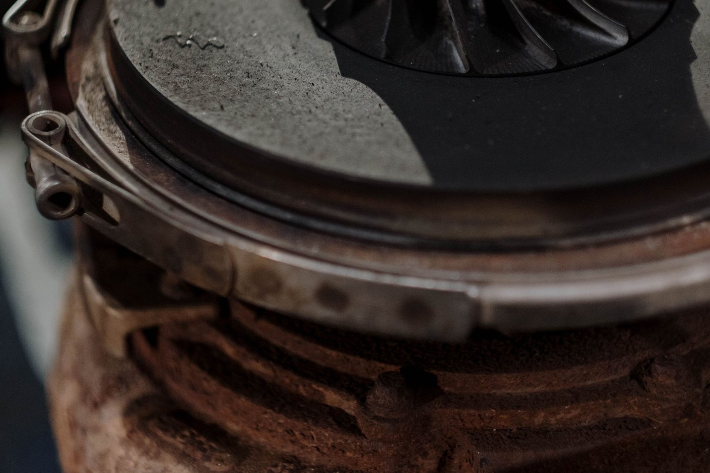 Roue de compresseur d'un turbo démonté posé sur un établi